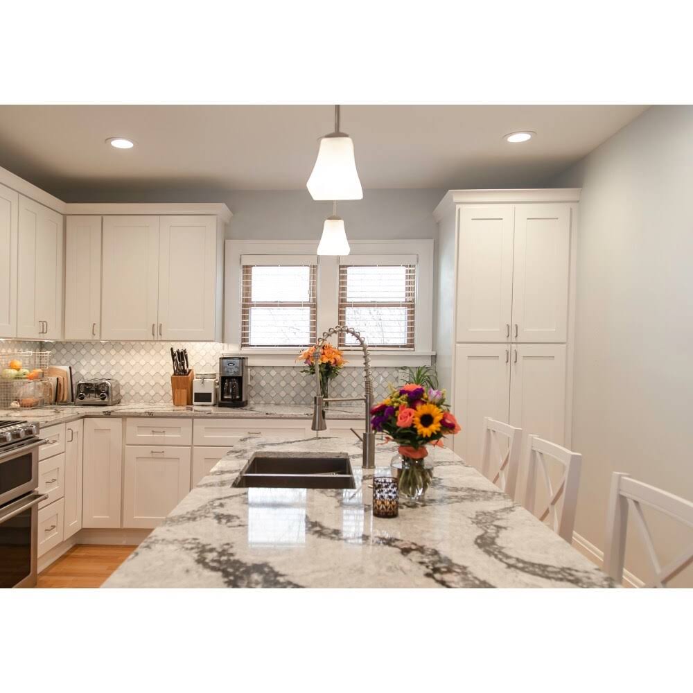 White Shaker Kitchen Base Cabinet 18x22 B9843