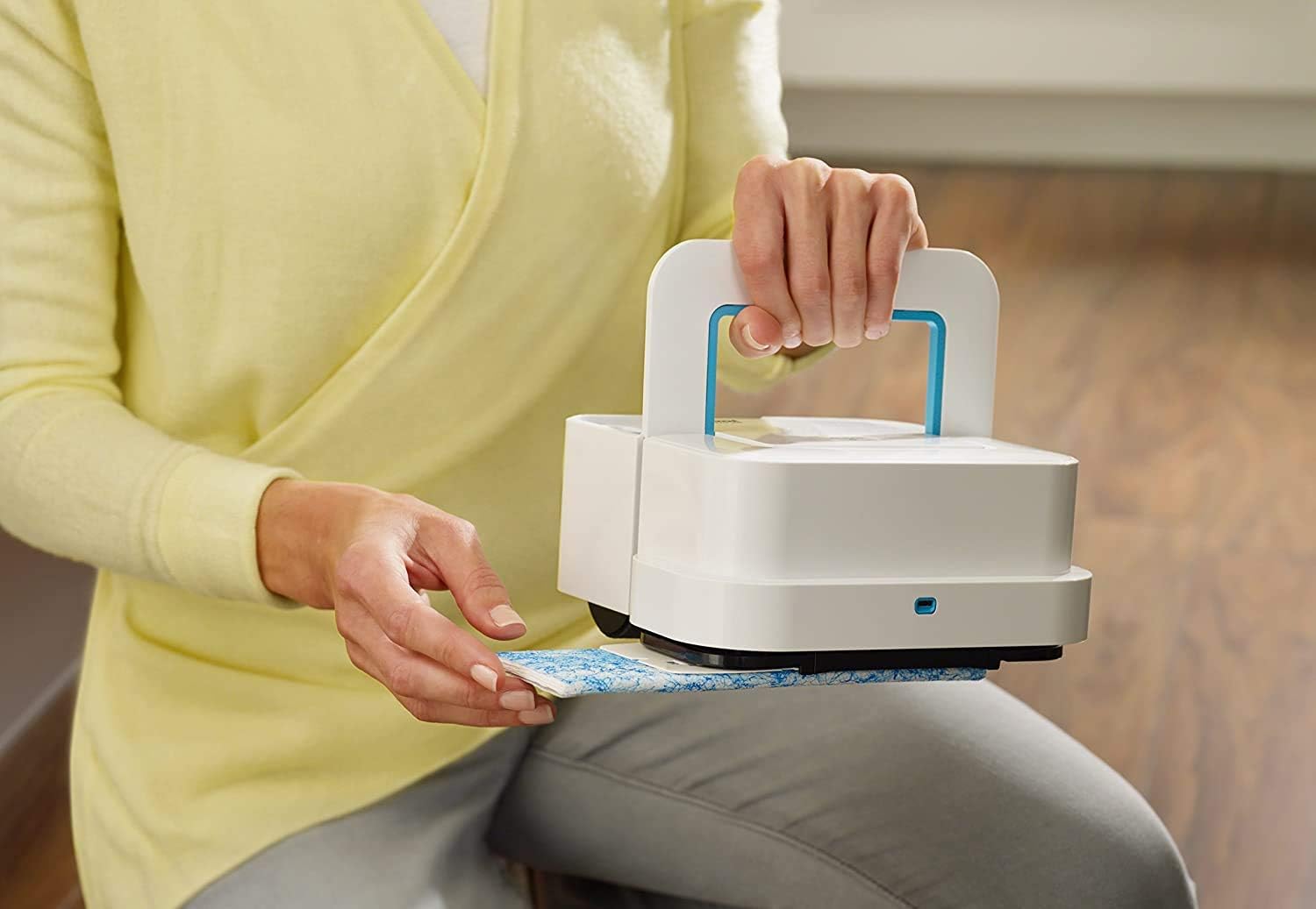 Robot Mop Bundle with Hard Wood Floor Cleaning Solution P2752